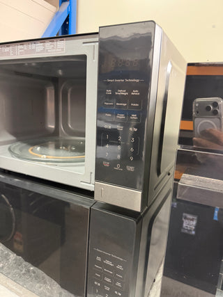 Hisense Black Mirror 1100W Smart Cooking Solo Inverter Microwave - 42L [Factory Second]