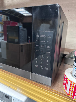 Hisense Black Mirror 1100W Smart Cooking Solo Inverter Microwave - 42L [Factory Second]